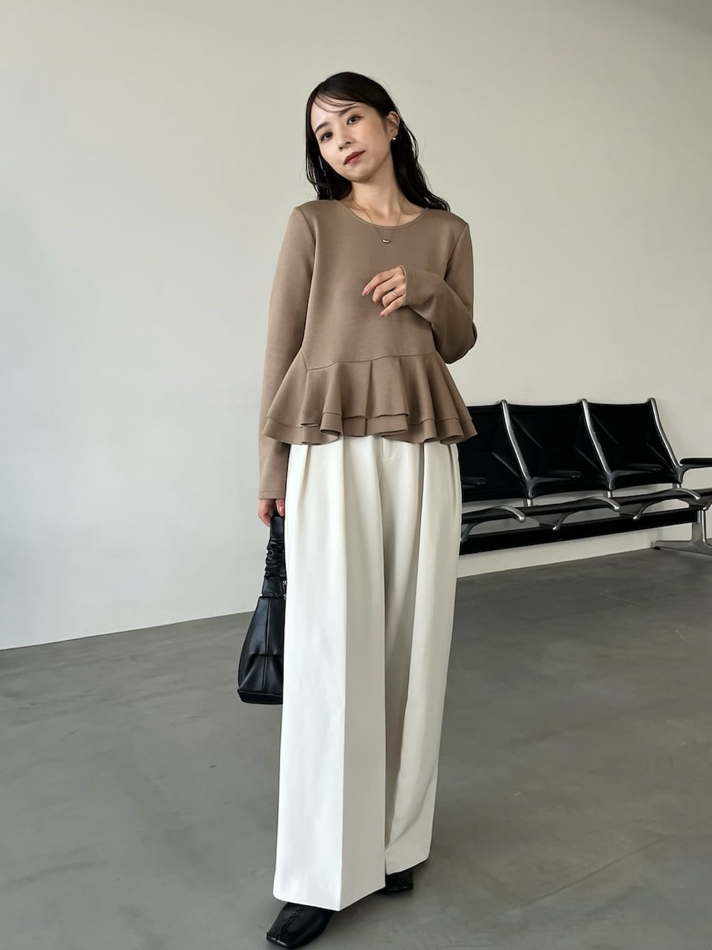 ベージュ系のTシャツ/カットソー、ホワイト系のその他パンツ、ブラック系のバレエシューズを着用したレディースの秋コーディネートの2枚目の写真