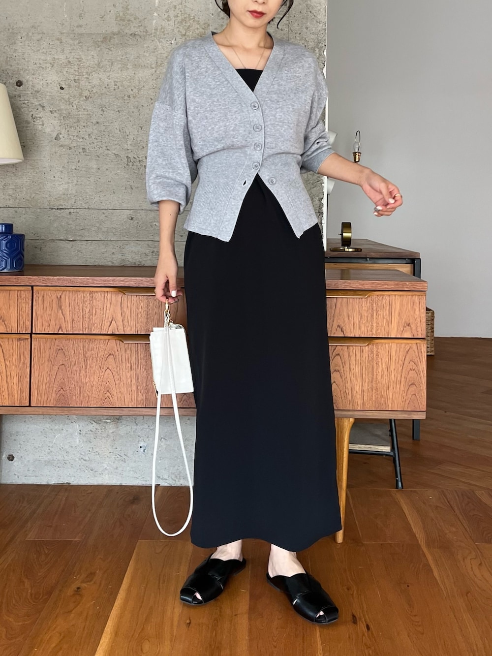 グレー系のカーディガン/ボレロ、ホワイト系のショルダーバッグ、ブラック系のワンピースを着用したレディースの夏コーディネートの3枚目の写真