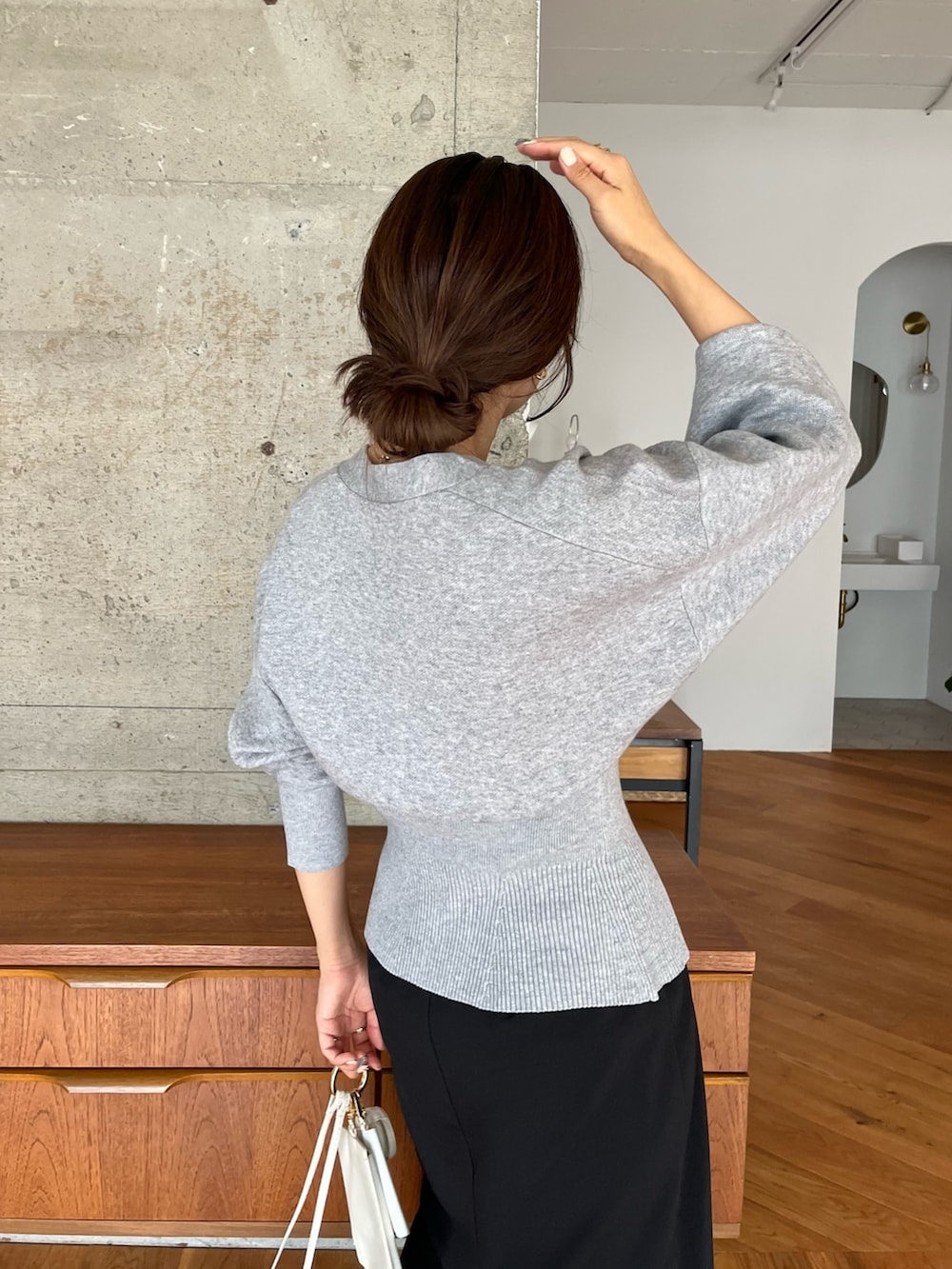 グレー系のカーディガン/ボレロ、ホワイト系のショルダーバッグ、ブラック系のワンピースを着用したレディースの夏コーディネートの4枚目の写真