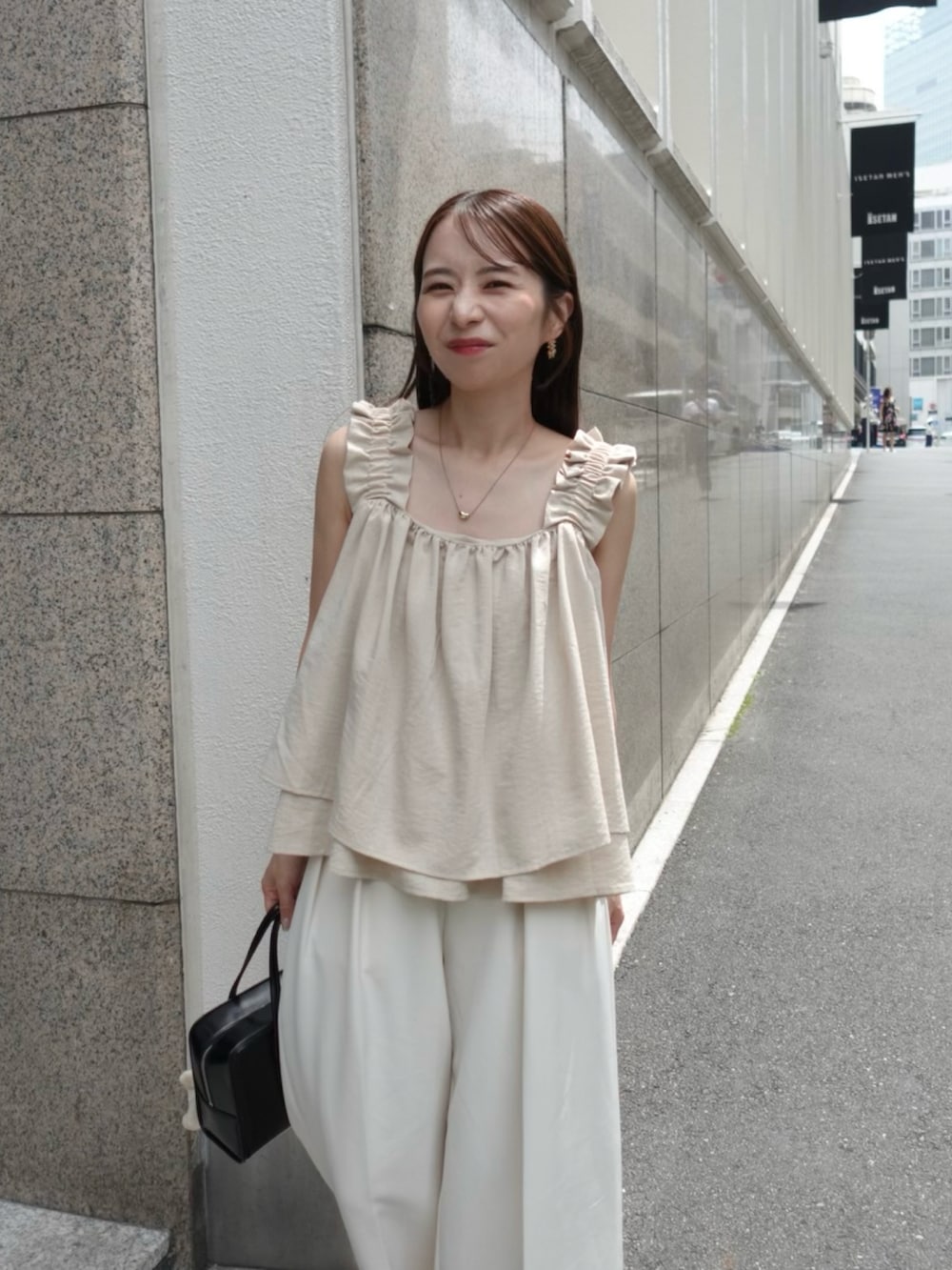 ベージュ系のキャミソール、ホワイト系のその他パンツ、ブラック系のサンダルを着用したレディースの夏コーディネートの4枚目の写真