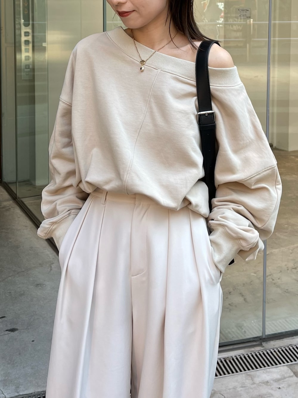 「Coming soon...、スウェット、パンツスタイル、ワイドパンツ、ボートネック、ワントーンコーデ、大人カジュアル、骨格ウェーブ、春コーデ」｜「CAPRICIEUX LE'MAGEの2タックワイドパンツ（その他パンツ、ホワイト系）」を使った、shioさん（レディース・156cm）の冬コーディネートの5枚目の写真