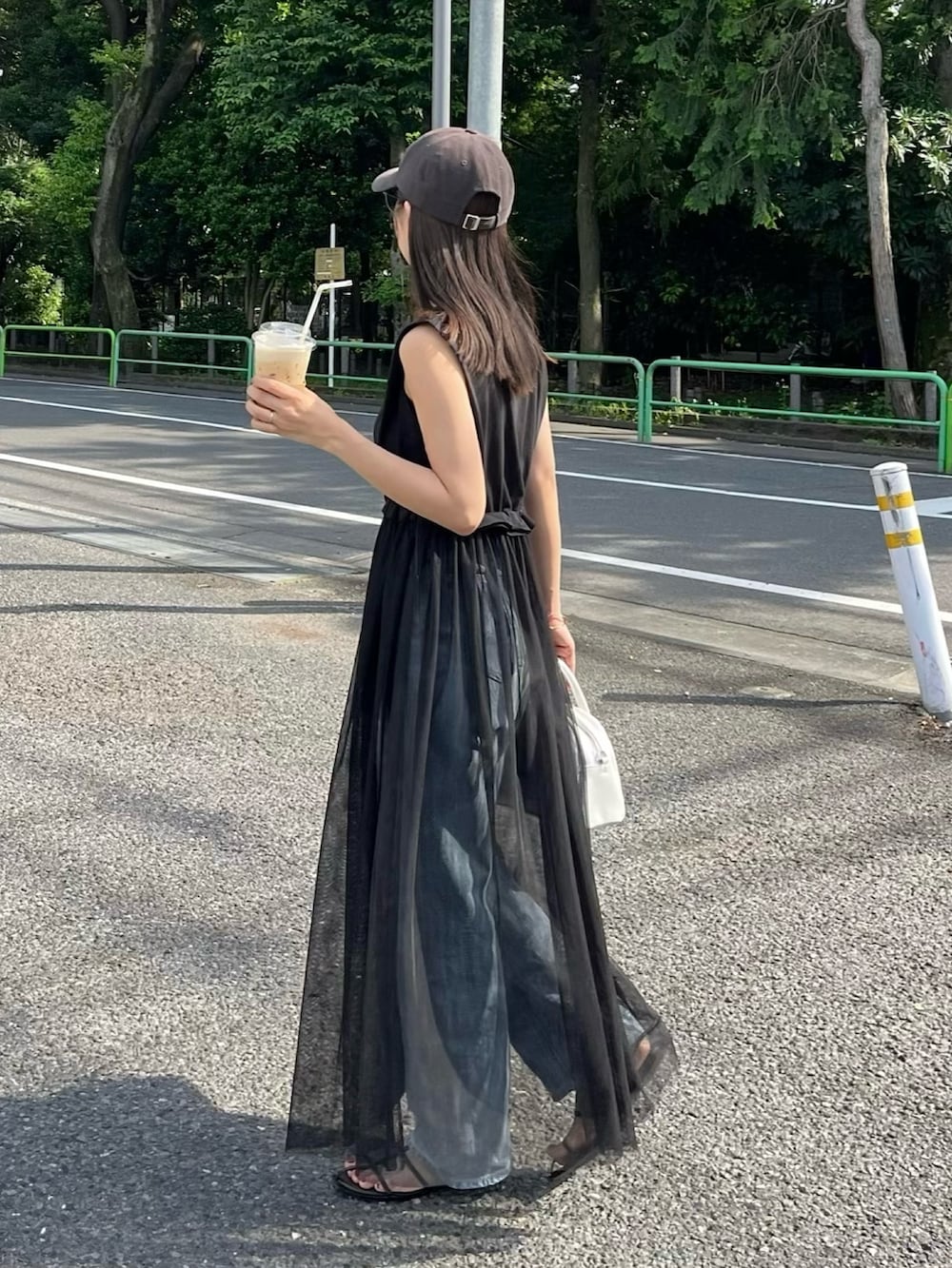「骨格ウェーブ、ワンピース、デニム、チュールワンピース、キャップ、レイヤード、サンダル、夏コーデ、レイヤードスタイル、サングラス、休日スタイル」｜「CAPRICIEUX LE'MAGEのTストラップフラットサンダル（その他シューズ、ブラック系）」を使った、shioさん（レディース・156cm）の夏コーディネートの2枚目の写真