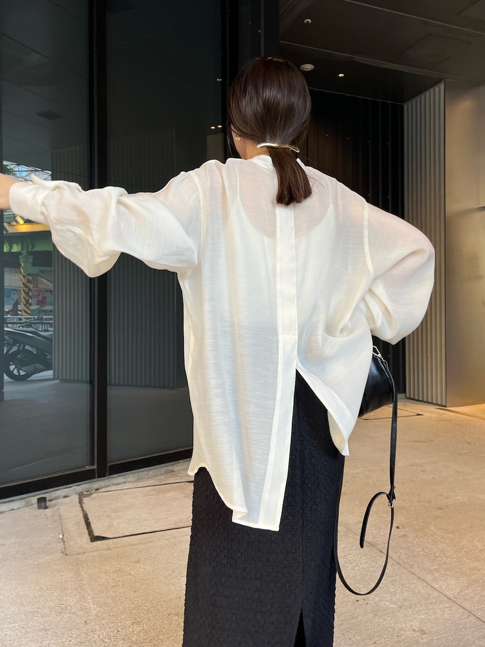 ブラック系のサンダル、ホワイト系のシャツ/ブラウス、ブラック系のスカートを着用したレディースの夏コーディネートの6枚目の写真