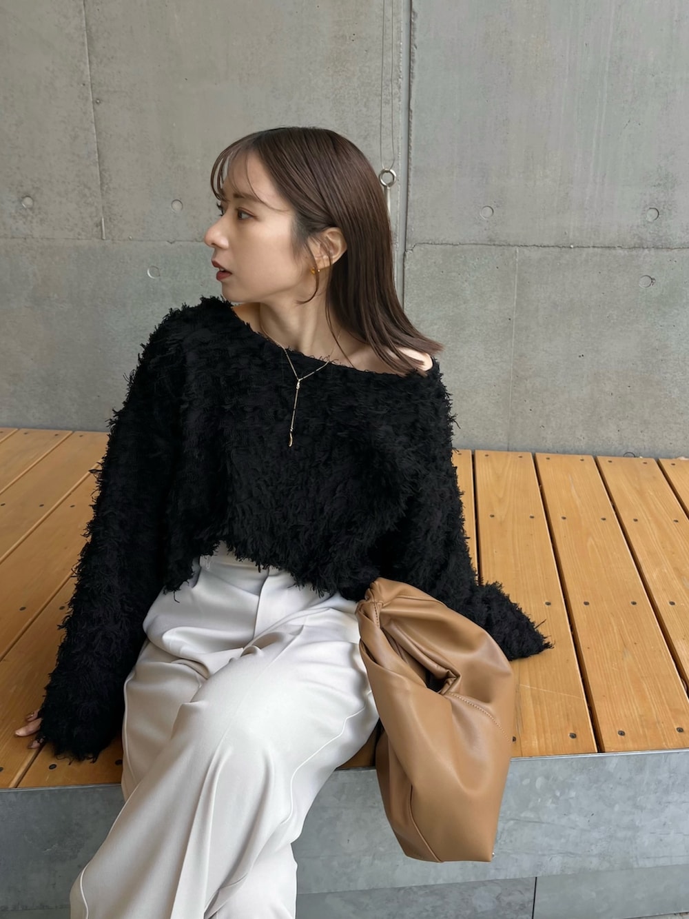 「ニット、モノトーン、フリンジ、ストレートパンツ、パンツスタイル、ボートネック、骨格ウェーブ」｜「CAPRICIEUX LE'MAGEの【低身長・高身長サイズあり】タックストレートパンツ（その他パンツ、ホワイト系）」を使った、shioさん（レディース・156cm）の冬コーディネートの5枚目の写真