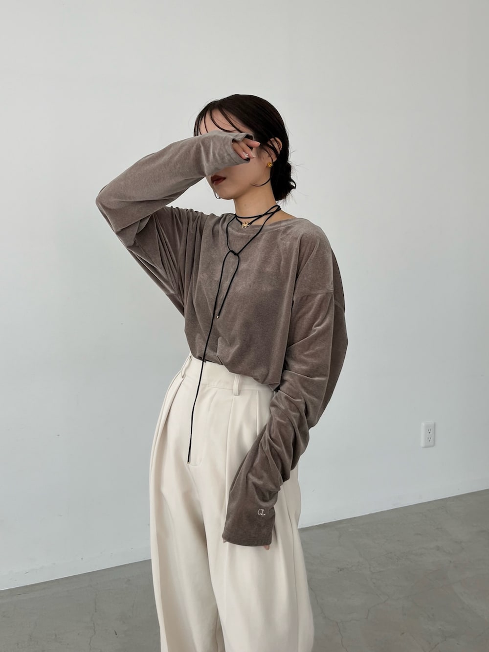 ホワイト系のその他パンツ、ベージュ系のTシャツ/カットソー、ブラック系のパンプスを着用したレディースの秋コーディネートの4枚目の写真