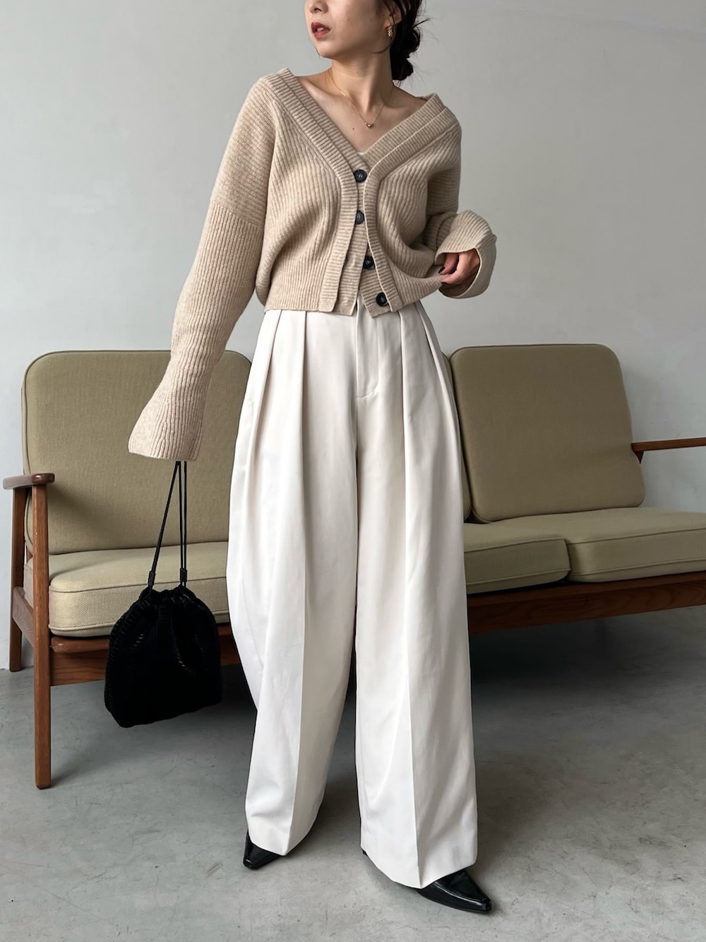「秋っぽコーデ更新中、秋服、秋コーデ、淡色コーデ、カーディガン、キレイめ、ワイドパンツ、タックパンツ、ベージュ、キャンディスリーブ、骨格ウェーブ」｜「CAPRICIEUX LE'MAGEの2タックワイドパンツ（その他パンツ、ホワイト系）」を使った、shioさん（レディース・156cm）の秋コーディネートの2枚目の写真