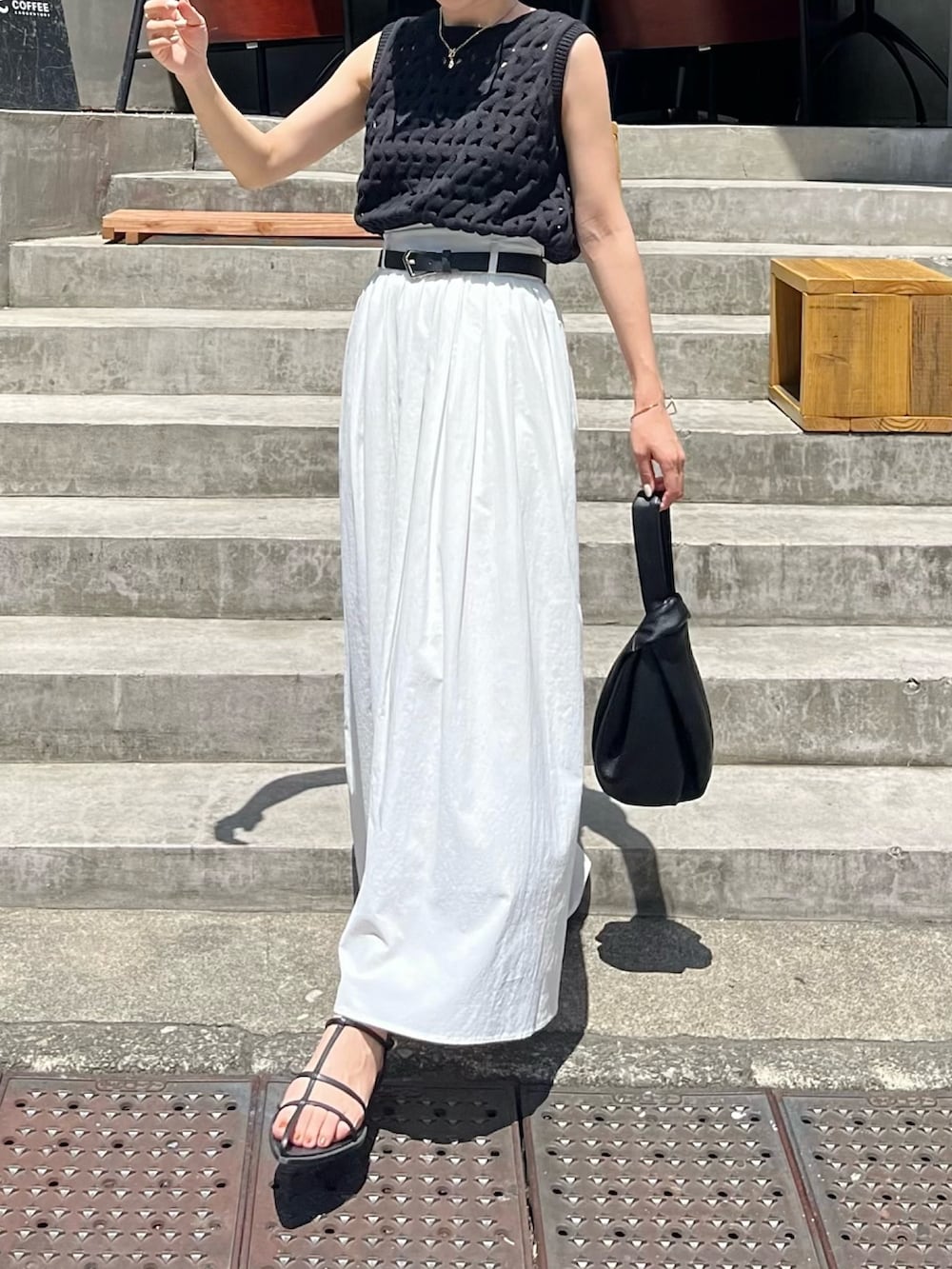 「夏コーデ、デートコーデ、サンダル、初夏コーデ、モノトーン、骨格ウェーブ、ニットタンク、フレアスカート、ウエストマーク」｜「CAPRICIEUX LE'MAGEのウェーブ編タンク（ニット/セーター、ブラック系）」を使った、shioさん（レディース・156cm）の夏コーディネートの2枚目の写真