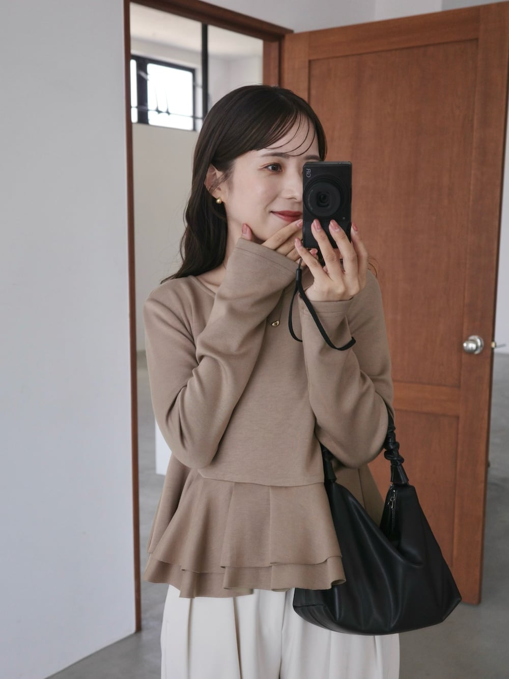 ベージュ系のTシャツ/カットソー、ホワイト系のその他パンツ、ブラック系のバレエシューズを着用したレディースの秋コーディネートの5枚目の写真