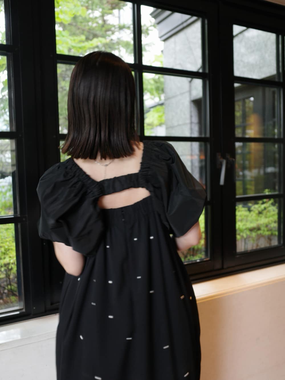 ブラック系のドレス、ブラック系のカーディガン/ボレロ、ホワイト系のバッグを着用したレディースの春コーディネートの5枚目の写真