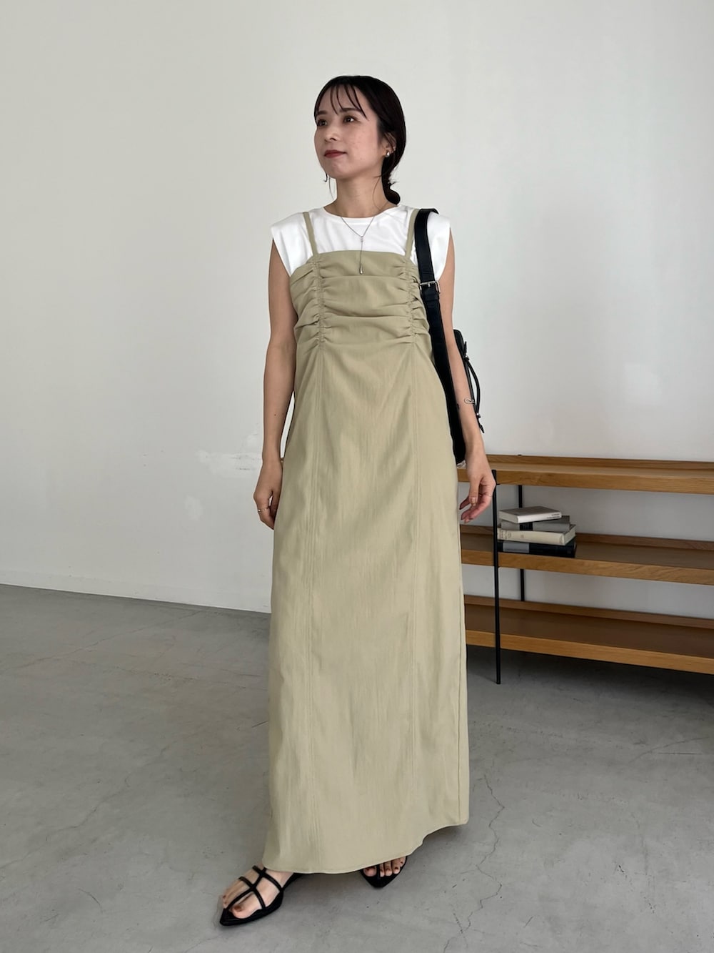 「お出かけコーデ、レイヤードスタイル、淡色コーデ、春夏コーデ、ワンピース、ロングワンピース、キャミワンピ、キャミワンピース、ノースリーブ、大人カジュアル、骨格ウェーブ」｜「CAPRICIEUX LE'MAGEのビスチェ風ドレープキャミワンピース（ワンピース、ベージュ系）」を使った、shioさん（レディース・156cm）の春コーディネートの2枚目の写真