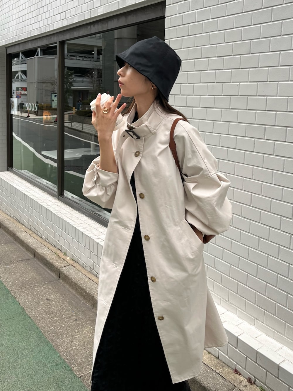 「バケットハット、ロングコート、ブーツ、韓国ファッション、休日スタイル、今日のコーデ、モノトーン、骨格ウェーブ、スカートスタイル、ほめられ本命コーデ、コート、春コーデ、春アウター、スタンドカラー、アウター」｜「CAPRICIEUX LE'MAGEの【リバイバルアイテム】パフスタンドカラーコート（トレンチコート、ホワイト系）」を使った、shioさん（レディース・156cm）の冬コーディネートの3枚目の写真