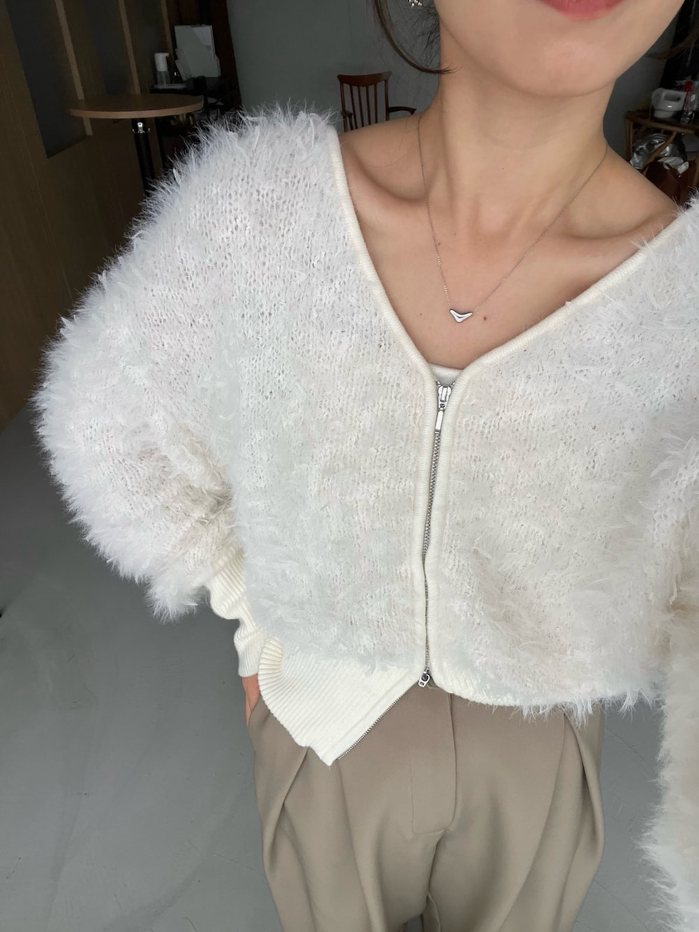 ベージュ系のその他パンツ、ブラック系のパンプス、ブラック系のショルダーバッグを着用したレディースの秋コーディネートの4枚目の写真