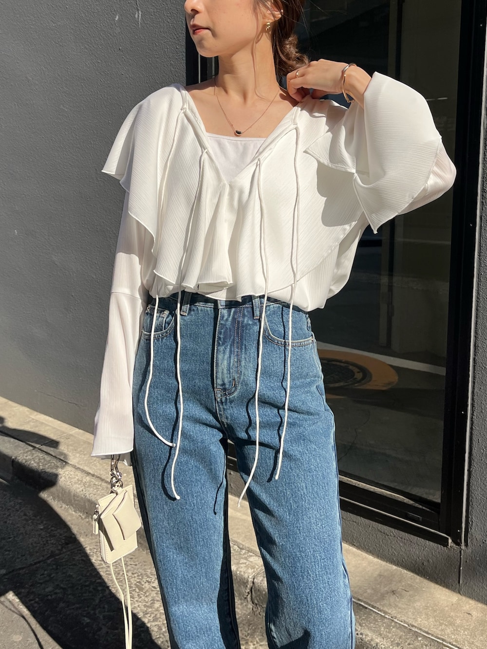 「シャツスタイル、春服みてみて、春コーデ、春、デニムコーデ、大人コーデ、大人カジュアル、デニムパンツ、デニム、ブラウス、フレアスリーブ、フリル、骨格ウェーブ」｜「CAPRICIEUX LE'MAGEの裾スリットスリムストレートデニム（デニムパンツ、ブルー系）」を使った、shioさん（レディース・156cm）の春コーディネートの6枚目の写真