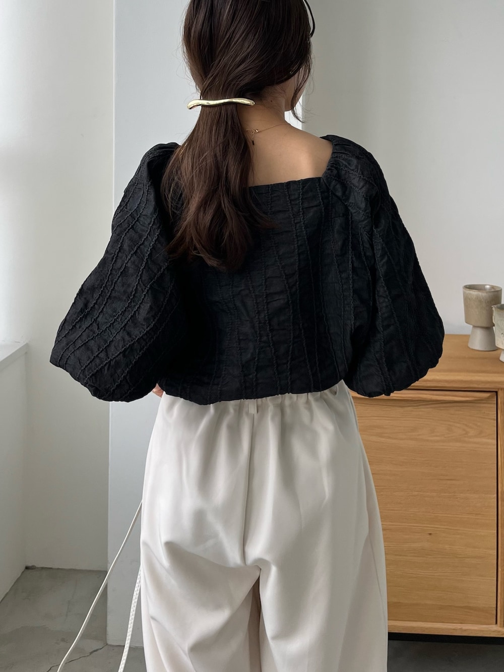 「春夏コーデ、モノトーン、パンツコーデ、ワイドパンツ、ブラウス、パフスリーブ、デニム、骨格ウェーブ」｜「CAPRICIEUX LE'MAGEの2タックワイドパンツ（その他パンツ、ホワイト系）」を使った、shioさん（レディース・156cm）の春コーディネートの4枚目の写真