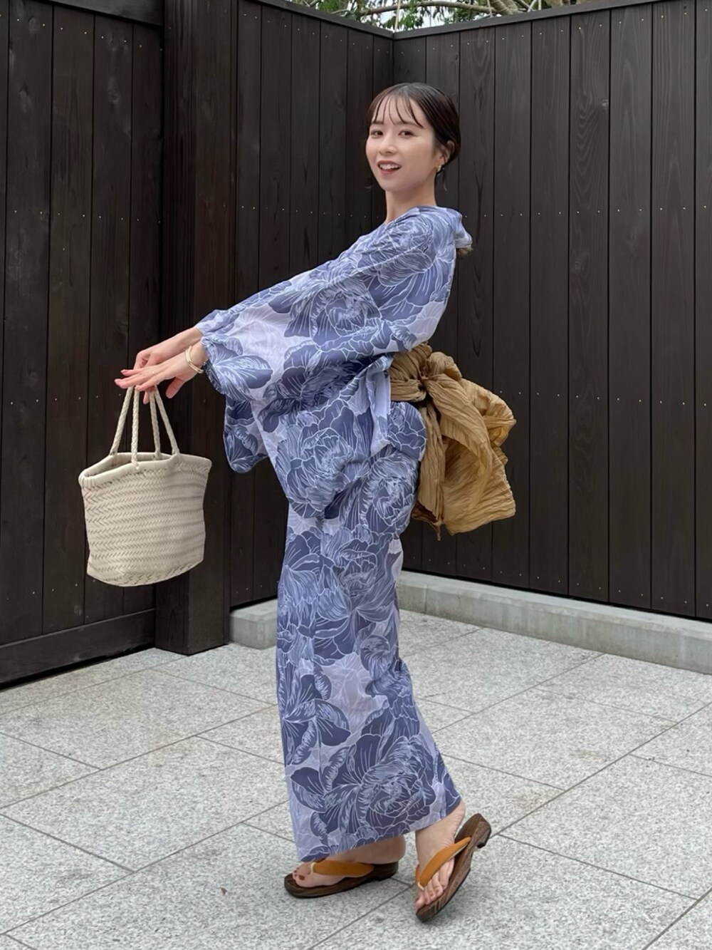 ブルー系の浴衣、ホワイト系のその他を着用したレディースの夏コーディネートの4枚目の写真