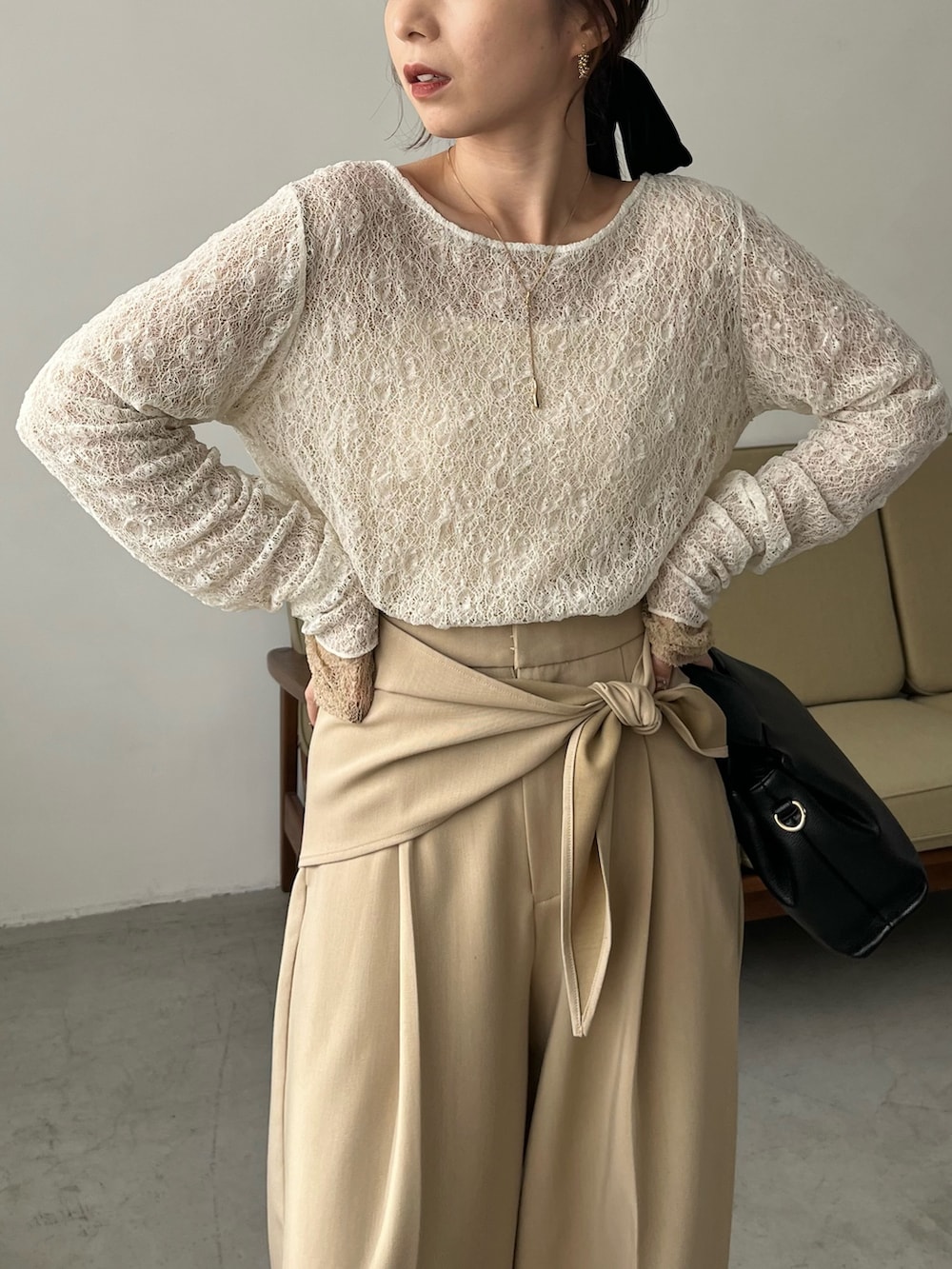 ホワイト系のTシャツ/カットソー、ブラック系のショルダーバッグ、ブラック系のパンプスを着用したレディースの冬コーディネートの3枚目の写真