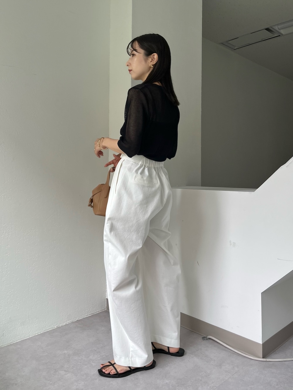 ホワイト系のその他パンツ、ブラック系のニット/セーター、ブラック系のタンクトップを着用したレディースの夏コーディネートの3枚目の写真