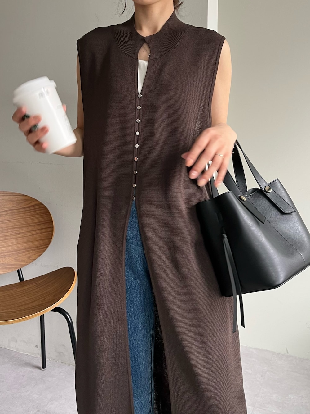 ブラウン系のワンピース/ドレス、ブルー系のデニムパンツ、ブラック系のサンダルを着用したレディースの春コーディネートの3枚目の写真
