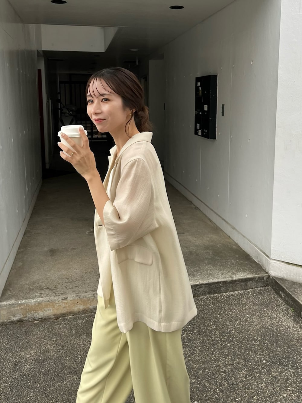 グリーン系のその他パンツ、ホワイト系のテーラードジャケット、ホワイト系のキャミソールを着用したレディースの夏コーディネートの3枚目の写真
