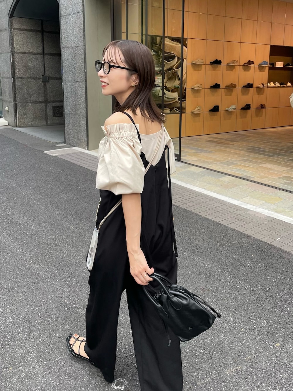 「秋服準備はじめました、メガネ女子、秋先取りコーデ、パンツスタイル、秋服コーデ、大人カジュアル、オフショル、サスペンダー、パフスリーブ、骨格ウェーブ」｜「CAPRICIEUX LE'MAGEのドッキングオフショルニット（ニット/セーター、ベージュ系）」を使った、shioさん（レディース・156cm）の夏コーディネートの3枚目の写真