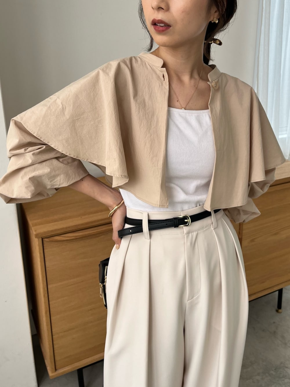 ホワイト系のその他パンツ、ベージュ系のシャツ/ブラウス、ブラック系のサンダルを着用したレディースの春コーディネートの4枚目の写真