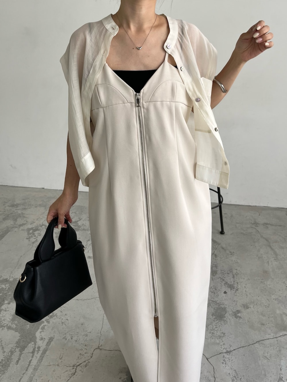 ホワイト系のワンピース、ホワイト系のシャツ/ブラウス、ブラック系のショルダーバッグを着用したレディースの夏コーディネートの5枚目の写真