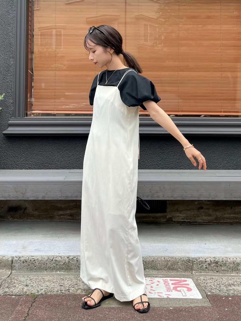 ホワイト系のワンピース、ブラック系のTシャツ/カットソー、ホワイト系のショルダーバッグを着用したレディースの夏コーディネートの2枚目の写真