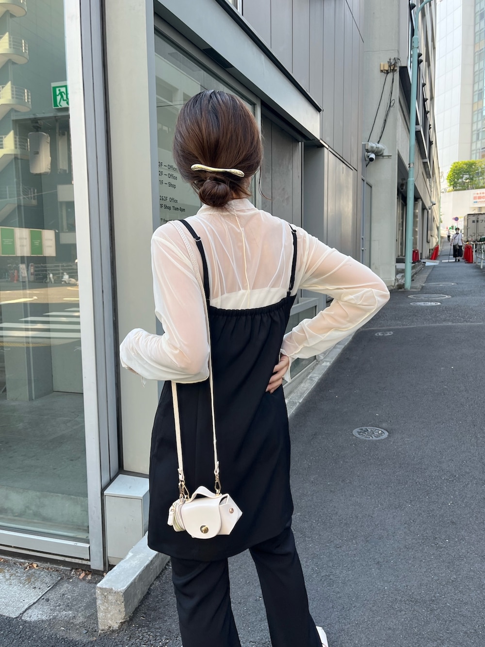 ブラック系のシャツ/ブラウス、ホワイト系のその他パンツ、ホワイト系のその他シューズを着用したレディースの夏コーディネートの5枚目の写真