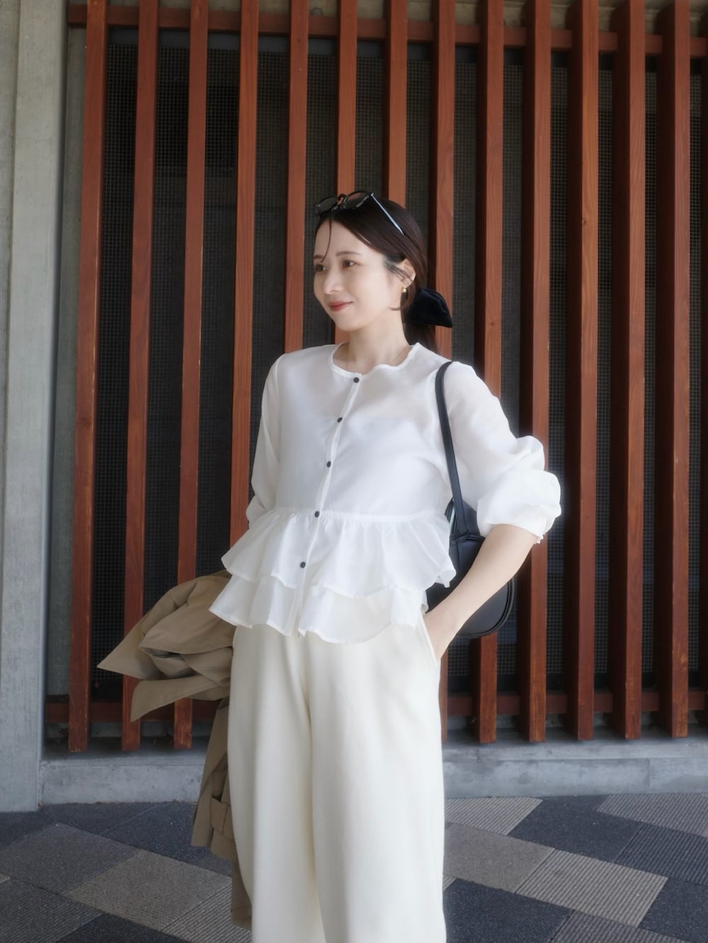 ホワイト系のその他パンツ、ホワイト系のシャツ/ブラウス、ブラック系のハンドバッグを着用したレディースの春コーディネートの5枚目の写真