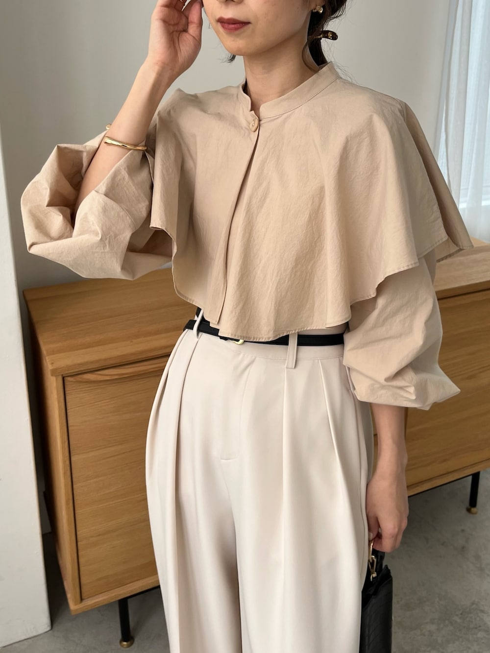 ホワイト系のその他パンツ、ベージュ系のシャツ/ブラウス、ブラック系のサンダルを着用したレディースの春コーディネートの6枚目の写真