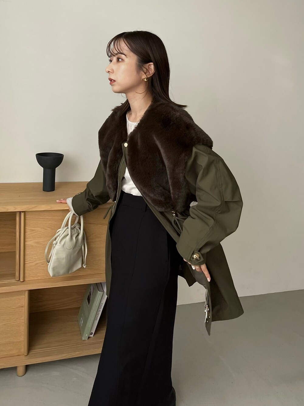 「秋服まるっと大公開、秋コーデ、ブーツ、お出かけコーデ、秋のコーデ、秋服コーデ、秋カラー、アウター、秋アウター、モッズコート、スカート、骨格ウェーブ」｜「CAPRICIEUX LE'MAGEの前スリットスラックススカート（スカート、ブラック系）」を使った、shioさん（レディース・156cm）の秋コーディネートの5枚目の写真
