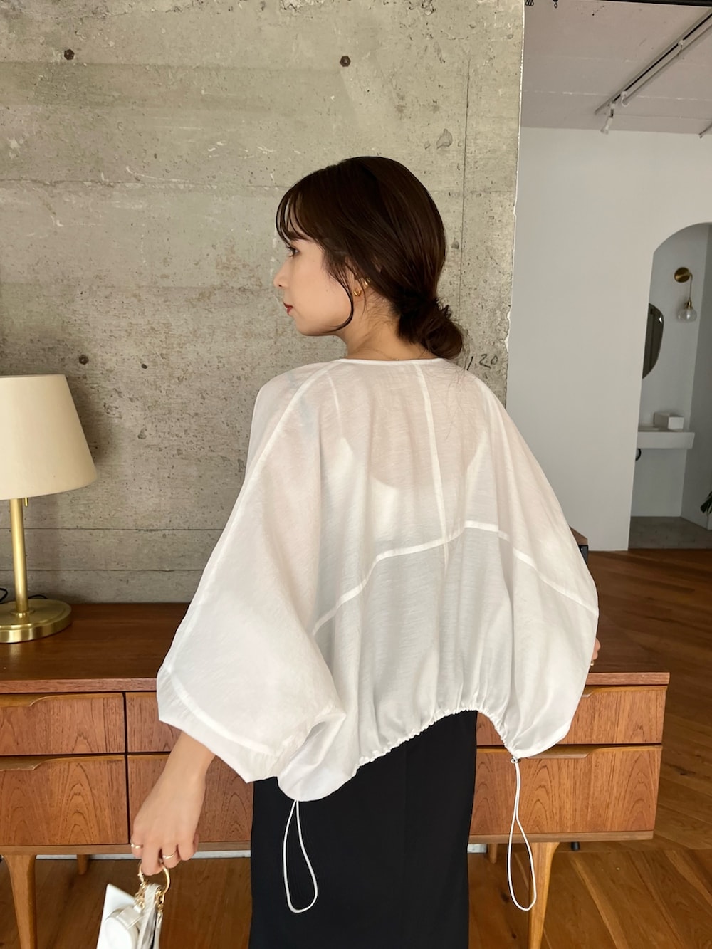 ブラック系のワンピース、ホワイト系のブルゾン、ブラック系のトートバッグを着用したレディースの夏コーディネートの5枚目の写真