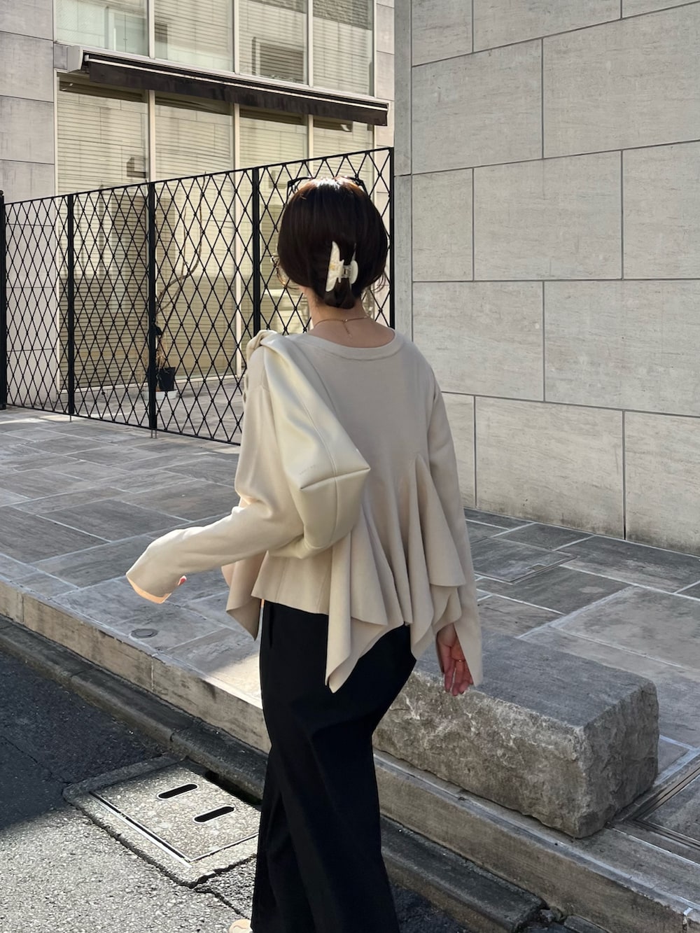 「春服、大人かわいい、パンツコーデ、リラックススタイル、春、春ニット、スラックス、ストレートパンツ、フレア、スニーカー、スニーカーコーデ、adidas、骨格ウェーブ」｜「CAPRICIEUX LE'MAGEの【低身長・高身長サイズあり】タックストレートパンツ（その他パンツ、ブラック系）」を使った、shioさん（レディース・156cm）の冬コーディネートの4枚目の写真
