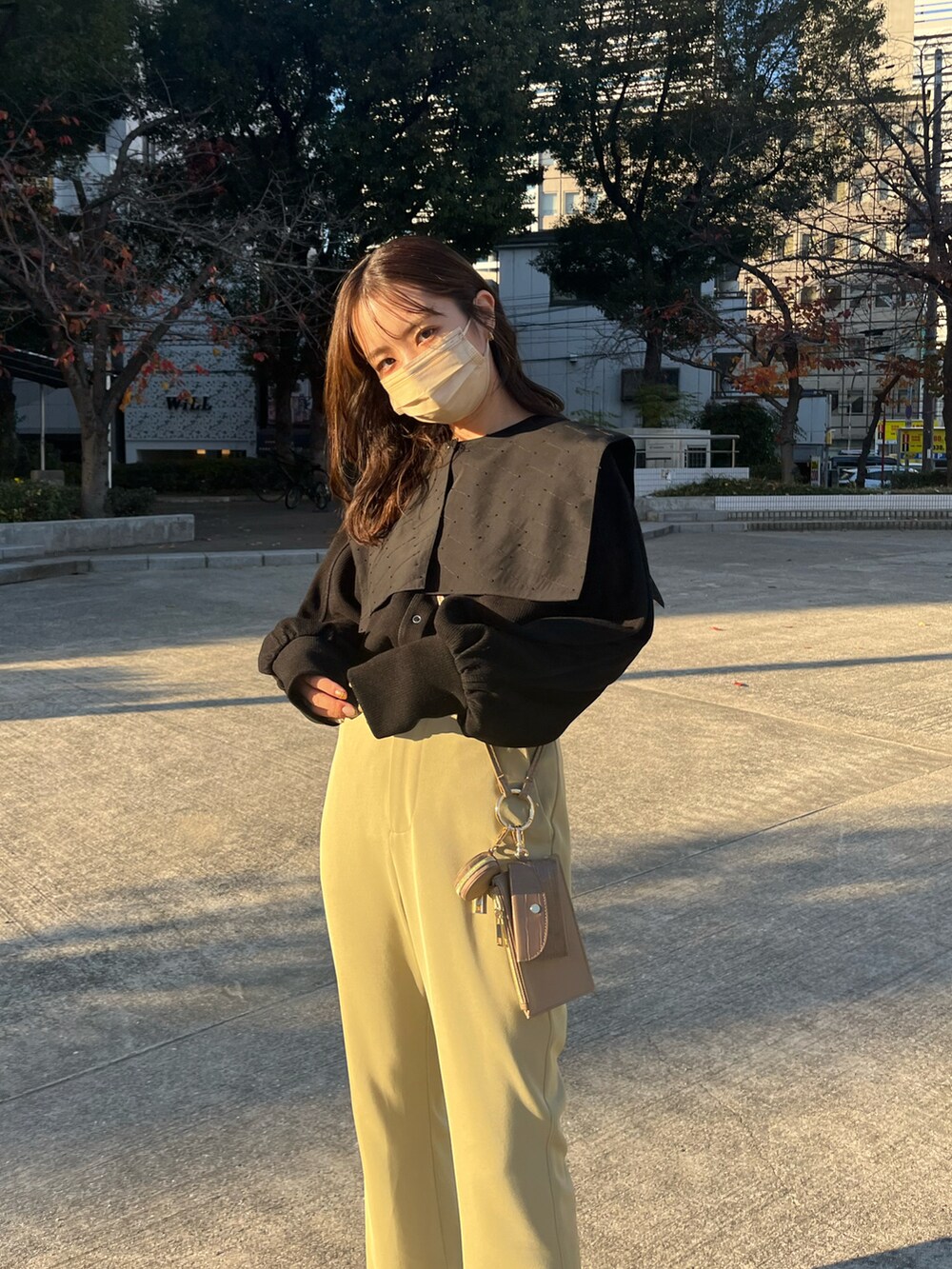 ブラック系のカーディガン/ボレロ、グリーン系のその他パンツ、ブラウン系のショルダーバッグを着用したレディースの冬コーディネートの2枚目の写真