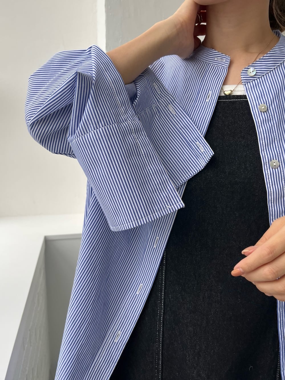 ブルー系のシャツ/ブラウス、ブラック系のワンピース、ブラック系のサンダルを着用したレディースの春コーディネートの6枚目の写真