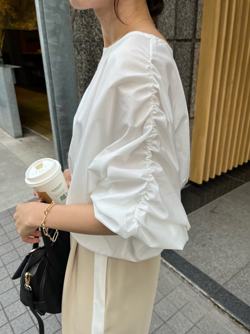 ベージュ系のその他パンツ、ホワイト系のシャツ/ブラウス、ブラック系のその他シューズを着用したレディースの春コーディネートの5枚目の写真