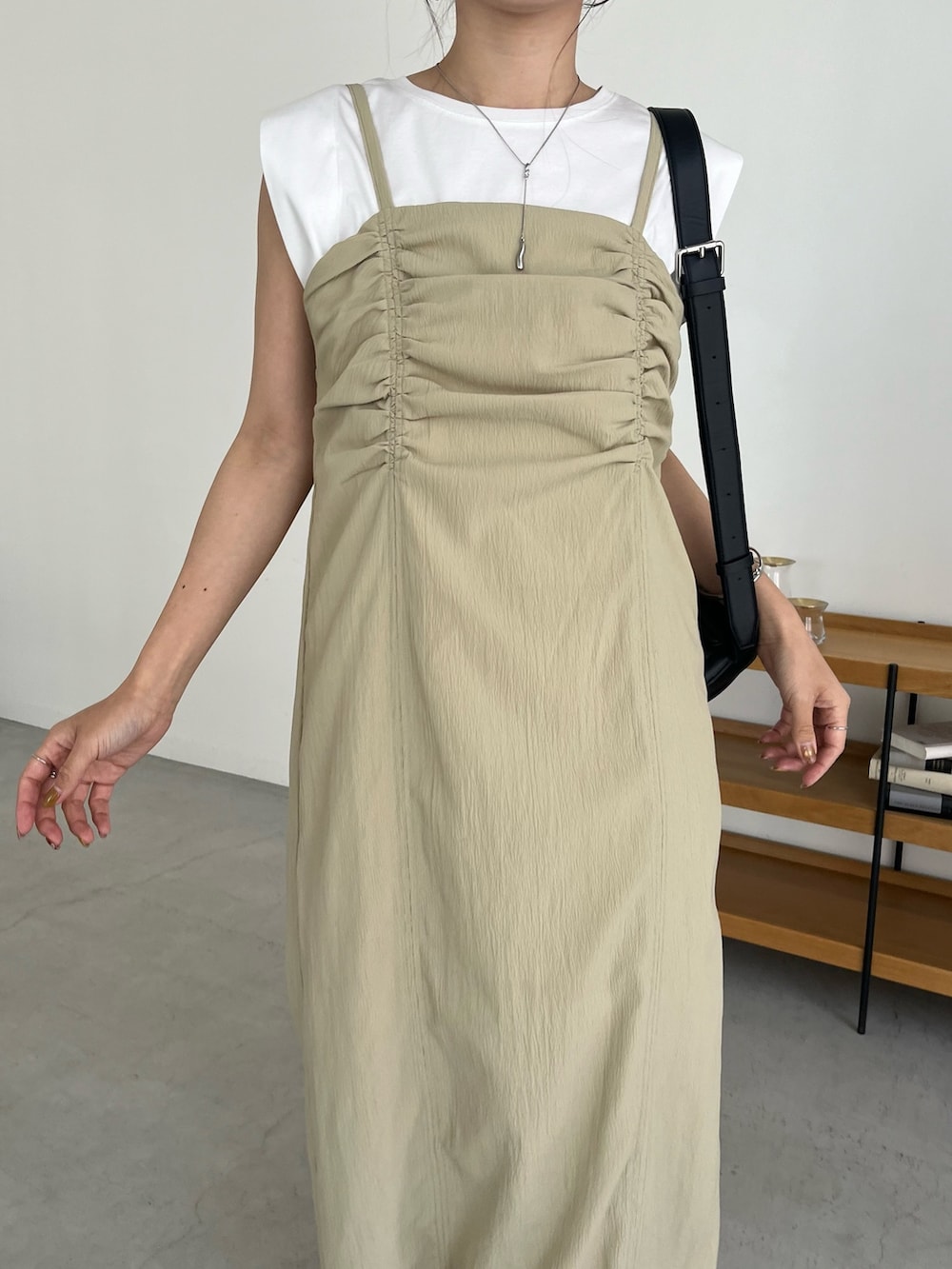 「お出かけコーデ、レイヤードスタイル、淡色コーデ、春夏コーデ、ワンピース、ロングワンピース、キャミワンピ、キャミワンピース、ノースリーブ、大人カジュアル、骨格ウェーブ」｜「CAPRICIEUX LE'MAGEのビスチェ風ドレープキャミワンピース（ワンピース、ベージュ系）」を使った、shioさん（レディース・156cm）の春コーディネートの4枚目の写真