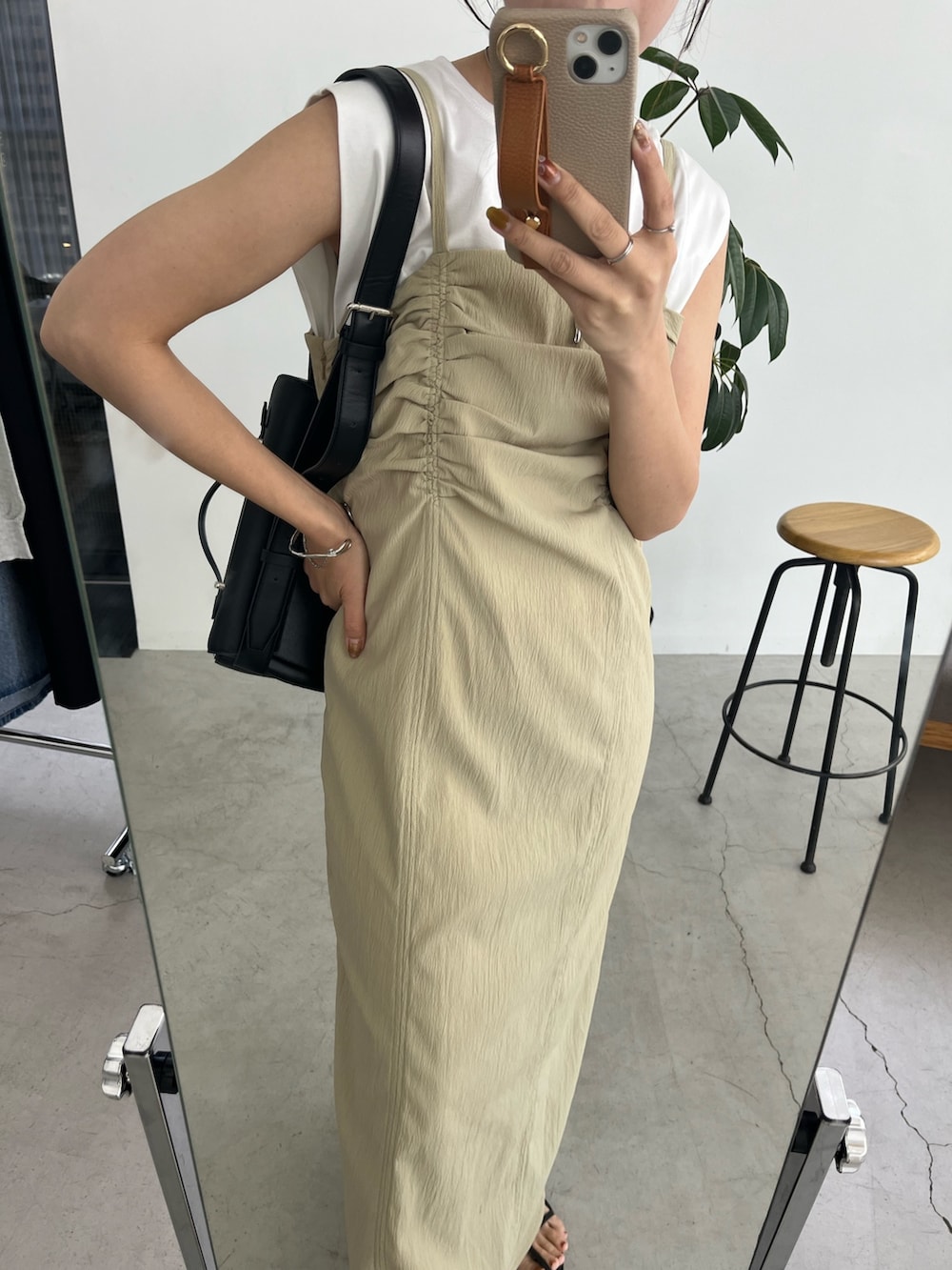 「お出かけコーデ、レイヤードスタイル、淡色コーデ、春夏コーデ、ワンピース、ロングワンピース、キャミワンピ、キャミワンピース、ノースリーブ、大人カジュアル、骨格ウェーブ」｜「CAPRICIEUX LE'MAGEのビスチェ風ドレープキャミワンピース（ワンピース、ベージュ系）」を使った、shioさん（レディース・156cm）の春コーディネートの5枚目の写真