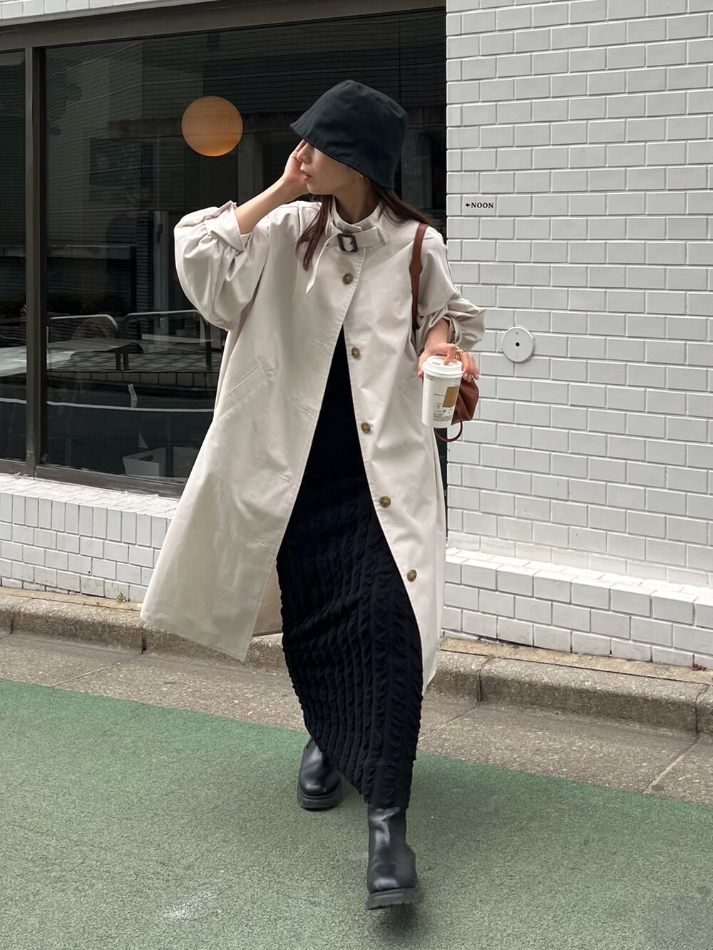 「バケットハット、ロングコート、ブーツ、韓国ファッション、休日スタイル、今日のコーデ、モノトーン、骨格ウェーブ、スカートスタイル、ほめられ本命コーデ、コート、春コーデ、春アウター、スタンドカラー、アウター」｜「CAPRICIEUX LE'MAGEの【リバイバルアイテム】パフスタンドカラーコート（トレンチコート、ホワイト系）」を使った、shioさん（レディース・156cm）の冬コーディネートの2枚目の写真