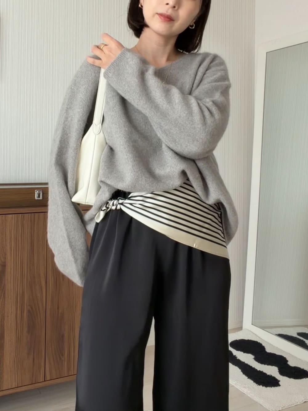 ブラック系のその他パンツ、ベージュ系のニット/セーター、ブラック系のバレエシューズを着用したレディースの秋コーディネートの3枚目の写真