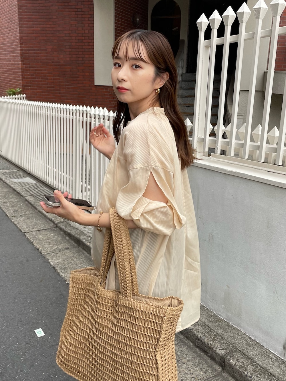 ベージュ系のシャツ/ブラウス、ブラック系のスカート、ブラック系のサンダルを着用したレディースの夏コーディネートの5枚目の写真