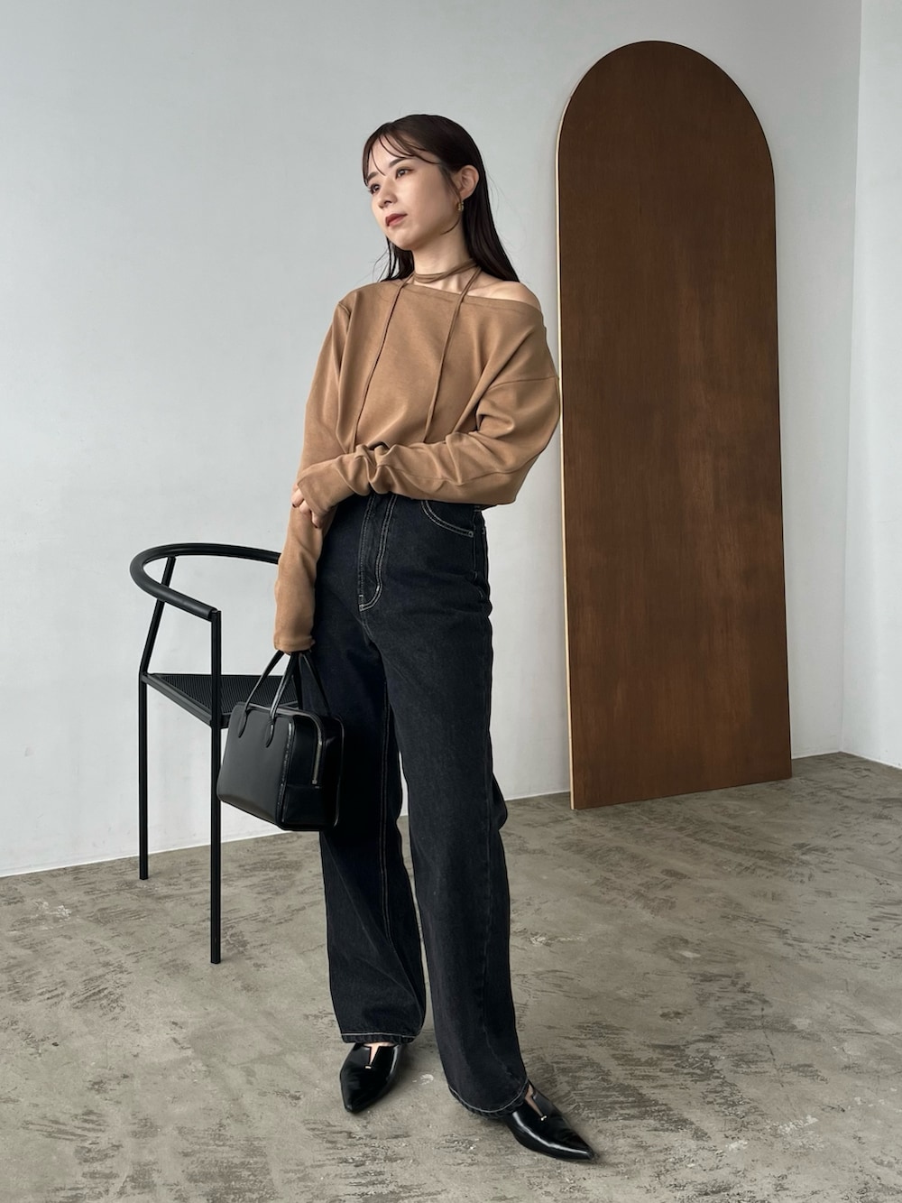 「おしゃ見えテクニック、秋コーデ、お出かけコーデ、秋服、パンツスタイル、秋カラー、ボートネック、ワンショルダー、ロンT、デニム、デニムパンツ、ストレートデニム、チョーカー、骨格ウェーブ」｜「CAPRICIEUX LE'MAGEの13ozハイウエストストレートデニム（デニムパンツ、ブラック系）」を使った、shioさん（レディース・156cm）の秋コーディネートの2枚目の写真