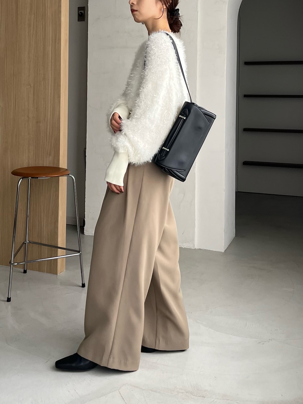 ベージュ系のその他パンツ、ブラック系のパンプス、ブラック系のショルダーバッグを着用したレディースの秋コーディネートの7枚目の写真