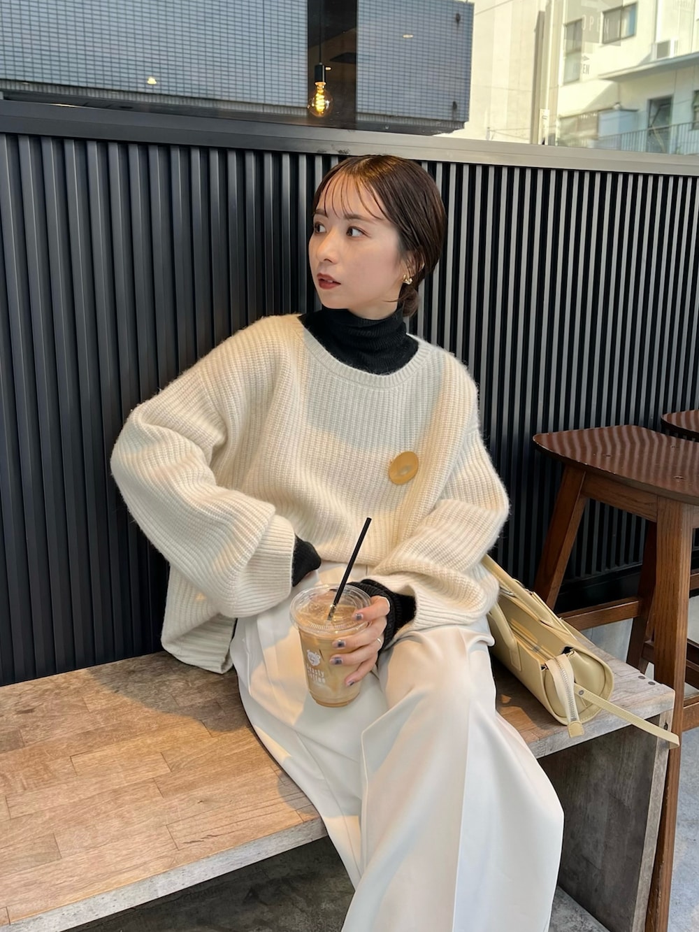 ホワイト系のその他パンツ、ホワイト系のニット/セーター、ブラック系のニット/セーターを着用したレディースの秋コーディネートの3枚目の写真