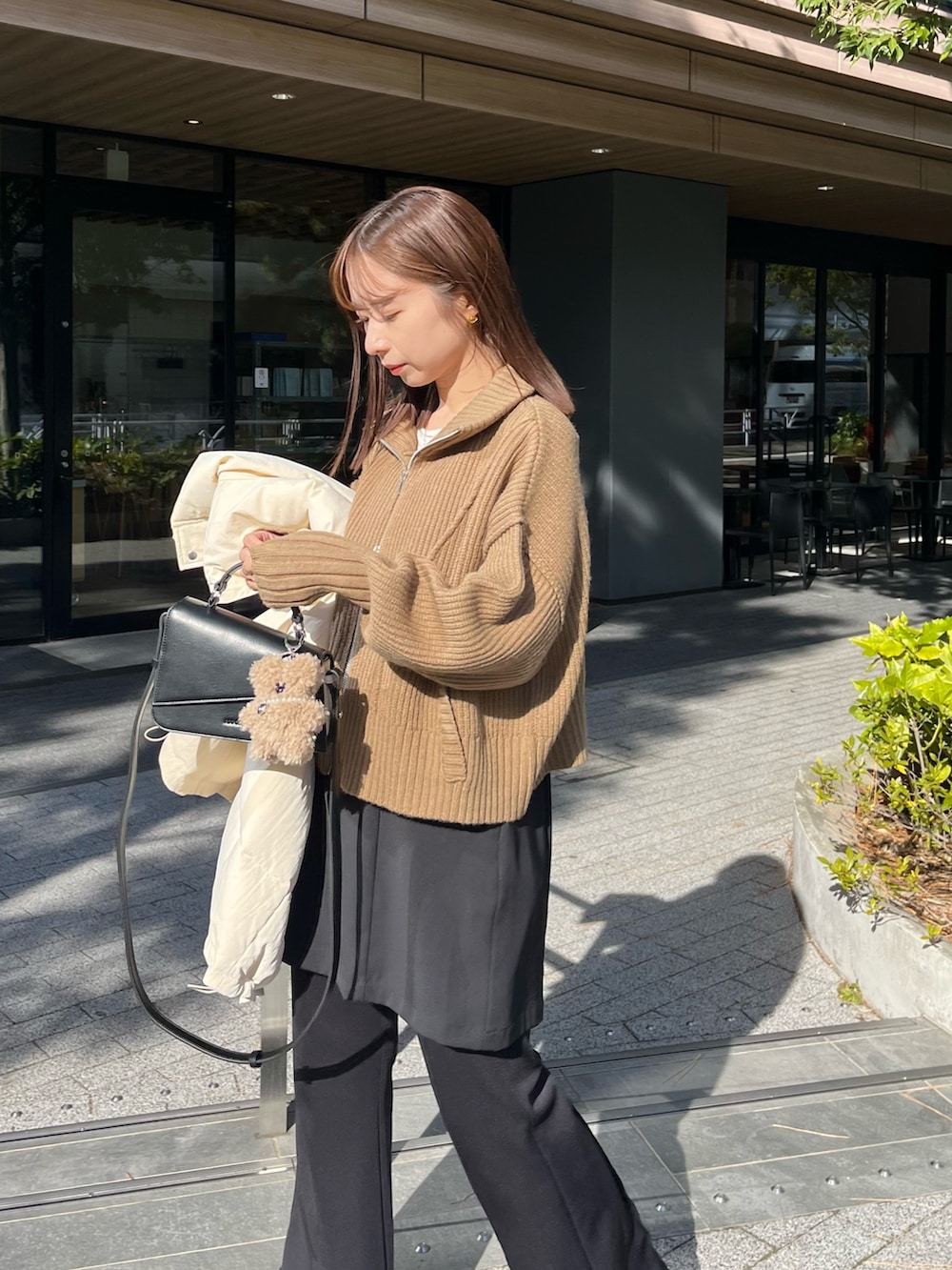 ベージュ系のカーディガン/ボレロ、ブラック系のシャツ/ブラウス、ブラック系のその他パンツを着用したレディースの冬コーディネートの3枚目の写真