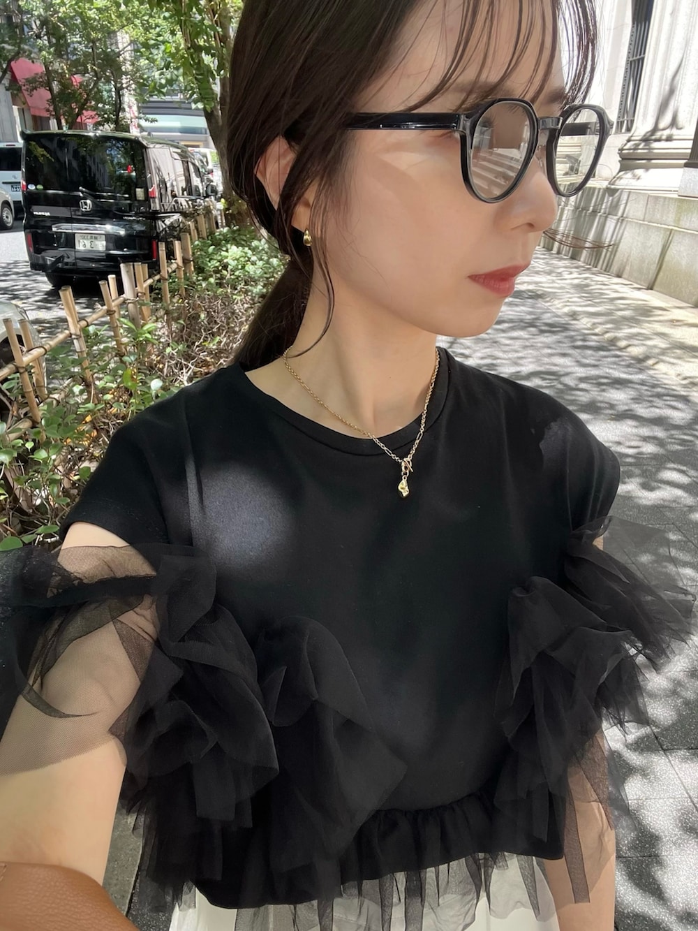 「サンダル、モノトーン、休日スタイル、パンツコーデ、ノースリーブ、Tシャツ、チュール、スリットパンツ、モノトーンコーデ、夏コーデ、骨格ウェーブ」｜「CAPRICIEUX LE'MAGEの【WEB限定】サイドスリットパンツ（その他パンツ、ホワイト系）」を使った、shioさん（レディース・156cm）の夏コーディネートの3枚目の写真