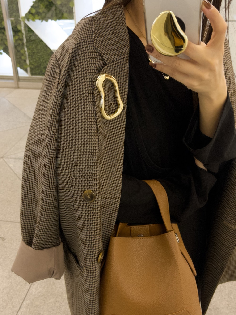 ブラック系のワンピース、ブラウン系のテーラードジャケット、ブラウン系のショルダーバッグを着用したレディースの秋コーディネートの4枚目の写真