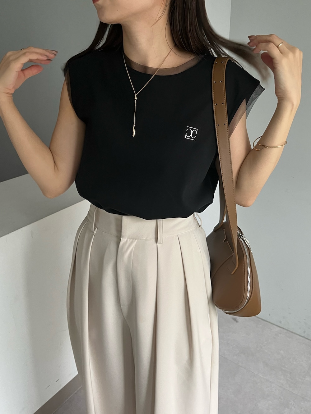 ホワイト系のその他パンツ、ブラック系のTシャツ/カットソー、ブラック系のサンダルを着用したレディースの夏コーディネートの3枚目の写真