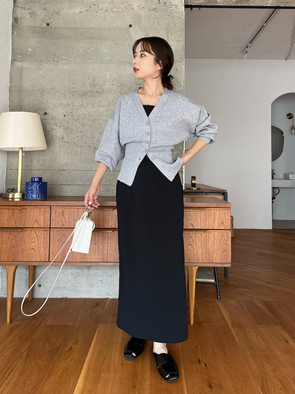 グレー系のカーディガン/ボレロ、ホワイト系のショルダーバッグ、ブラック系のワンピースを着用したレディースの夏コーディネートの2枚目の写真