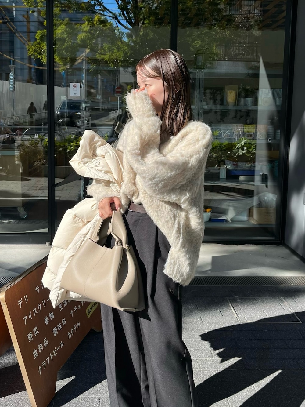 ベージュ系のニット/セーター、ブラック系のスラックス、ブラック系のブーツを着用したレディースの冬コーディネートの5枚目の写真